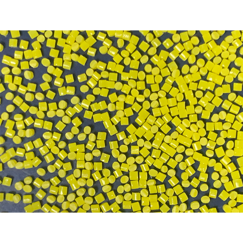 How do polyamide nylon media maintain their toughness under low-temperature conditions?